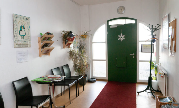 Eingang und Wartebereich der Praxis